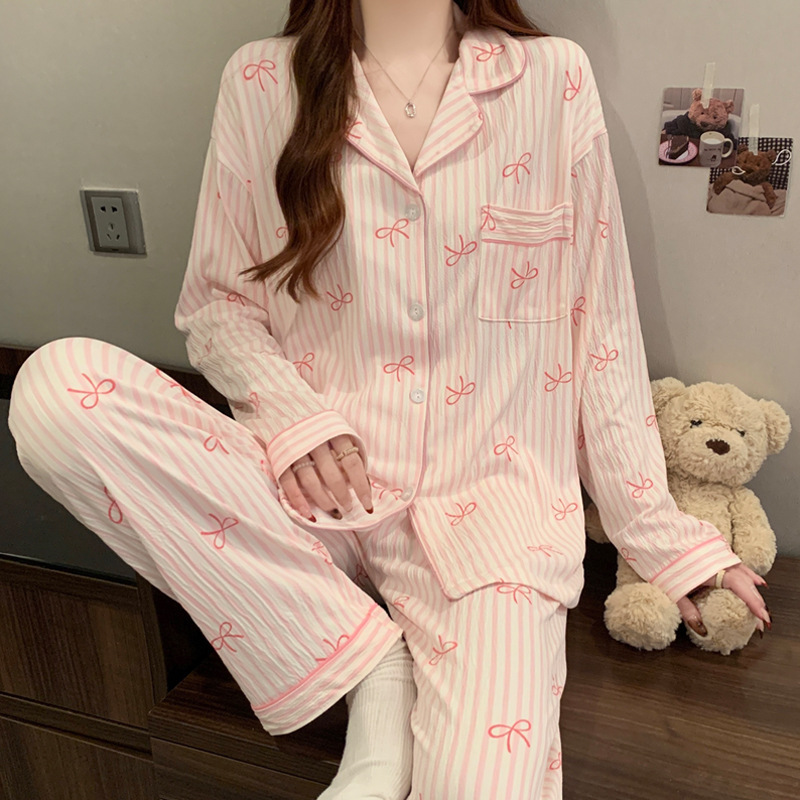 蝶結びのさくらんぼのプリントの女性のパジャマの春と秋の新型のカーディガンの長袖のズボンの部屋の服のスーツは実際に卸売りをたたきます。|undefined