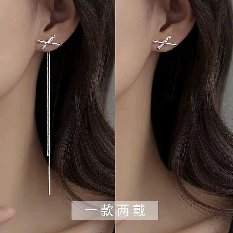 Длинные небольшие брендовые серьги