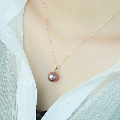 Luxuriöse Perlenkette mit Magnetverschluss für Damen. Hypoallergen, zartes Choker-Design für höchsten Tragekomfort und ein sicheres Gefühl. Europas Top-Trend-Perlenkette 2026._voghion.com
