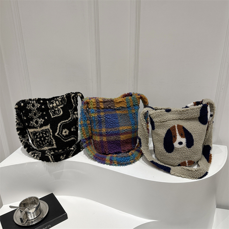 La versión coreana de otoño y invierno del nuevo material de lana de gran capacidad de la bolsa de mujer de viaje de viento perezoso de un solo hombro inclinado de la moda