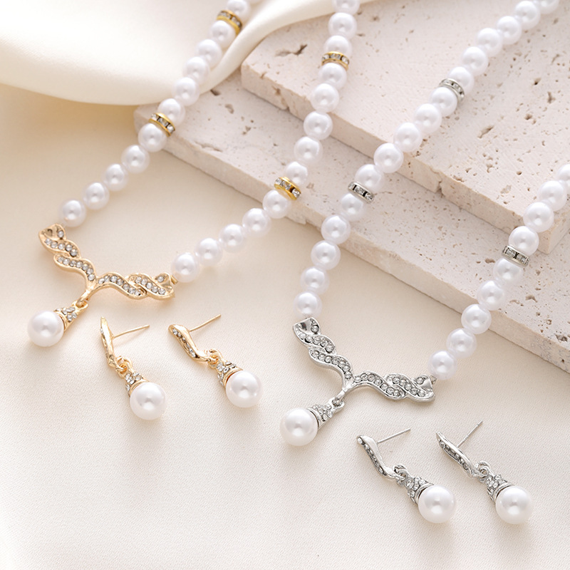 Fashionable Korean style set with unique diamond-encrusted angel wing pearl necklace and choker, elegant bridal accessory, a popular cross-border e-commerce item.