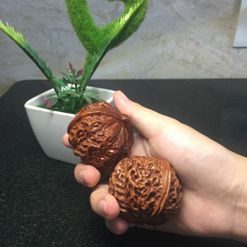 ラオスの黄花梨の木の彫刻のハンドルの木の工芸品の小さい置物の実木の彫刻は贈り物の小さい部品を遊びます。|undefined