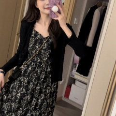 2025春夏新款女设计感别致碎花吊带连衣裙防针织开衫上衣两件套
