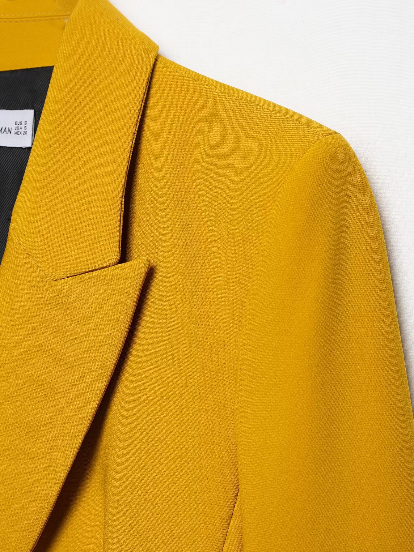 Dames broekpak met blazer met schoudervullingen en hoge taille_voghion.com