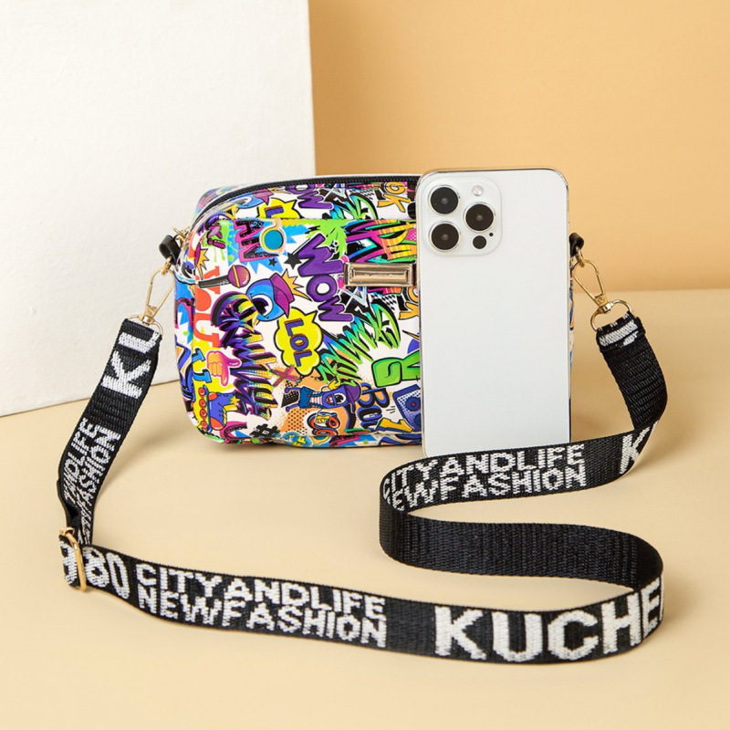 2025 nuevo bolso de moda de moda de mujer estilo coreano bolso de cámara graffiti para viajes de compras de hombro único bolso inclinado image 3