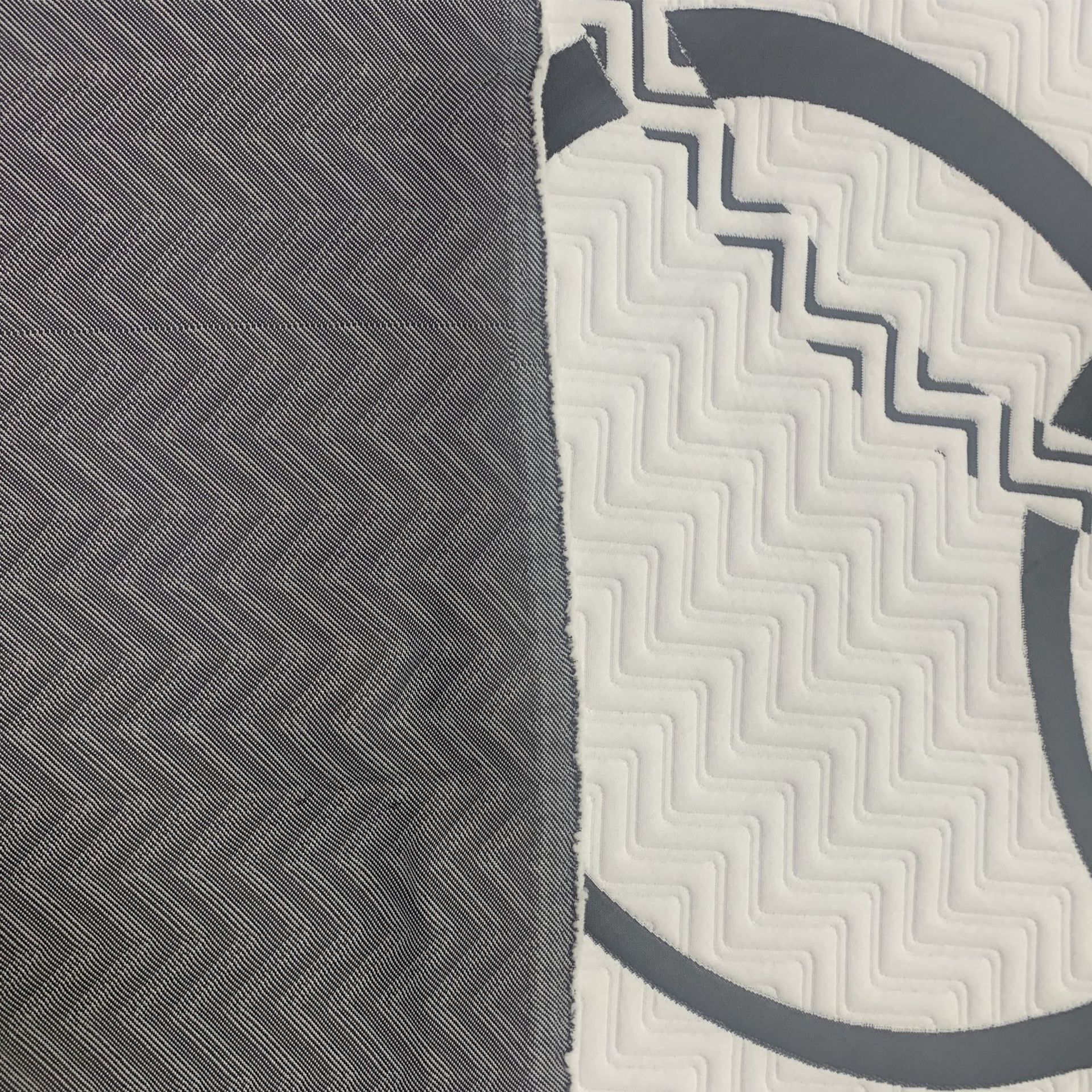 Fábrica de fuente de 400 gramos de tela de punto blanco y negro de dos caras, tela de colchón jacquard de punto de anillo de alto peso