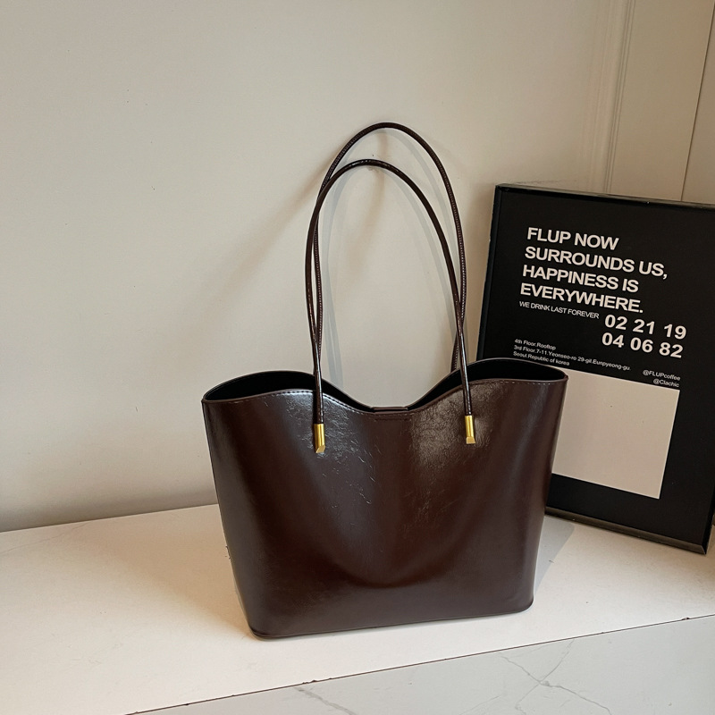 2025 nuevo bolso de mujer universal nicho de moda alta sensación de bolso de mujer de viaje de moda retrógrado aceite pitot bolso de hombro