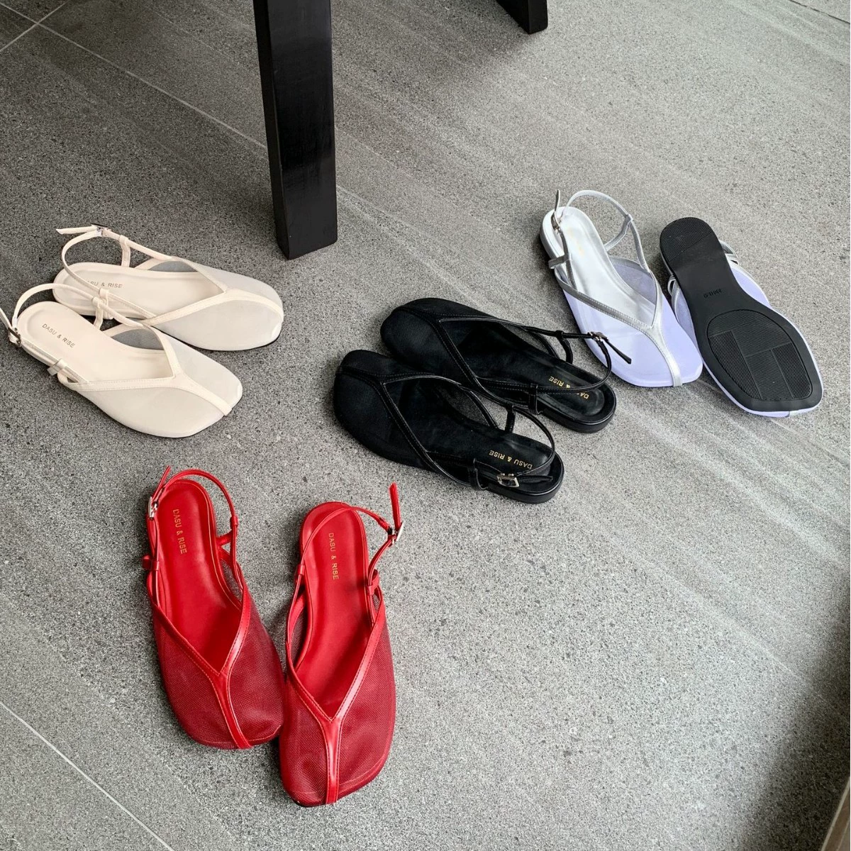 Женские летние босоножки 2025 года, французский дизайн, заостренный носок, низкий каблук, римские сандалии