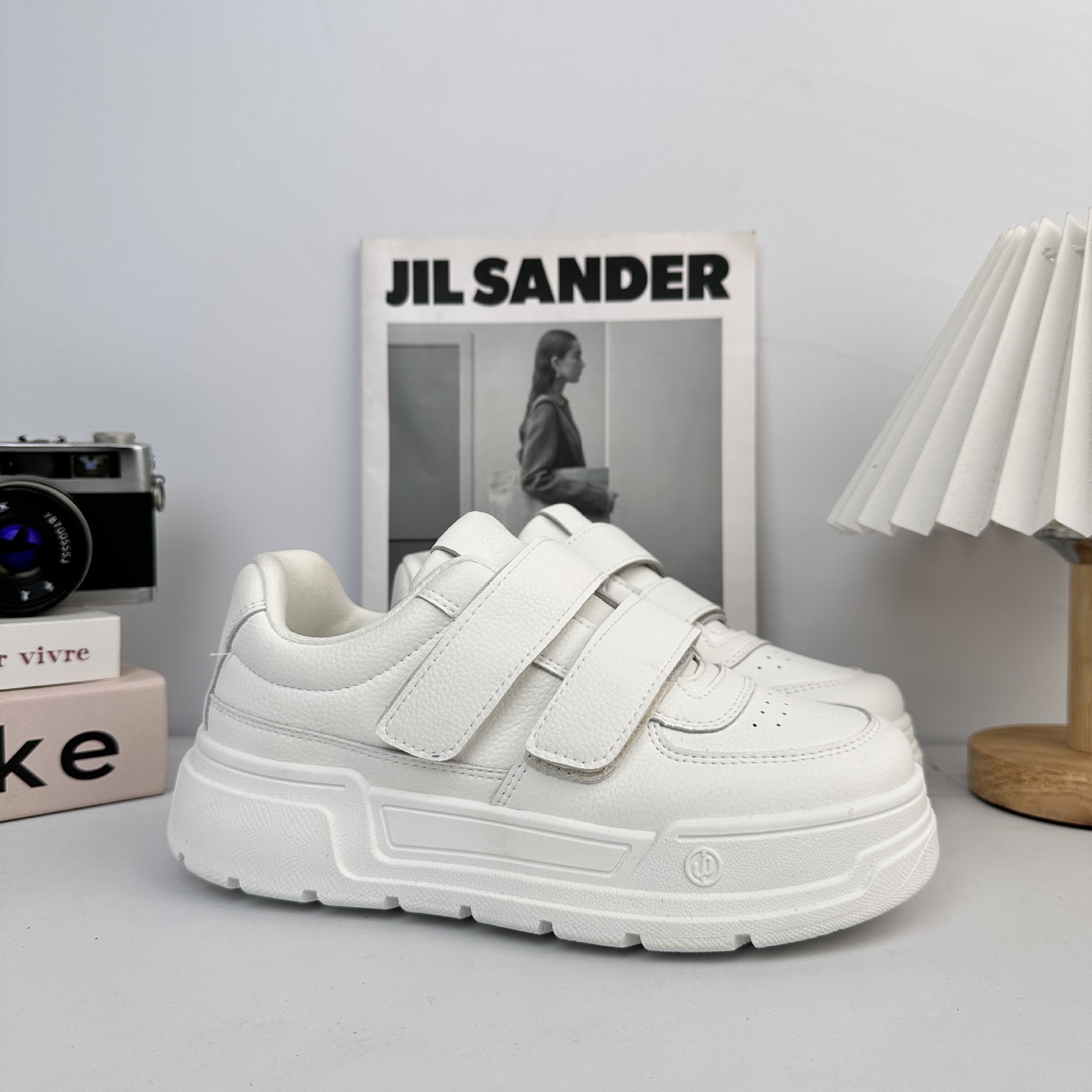 Yuanbo zapatos blancos para estudiantes 2025 nuevos nichos de explosión de zapatos grandes y bonitos, zapatos de skate elevados con suela gruesa