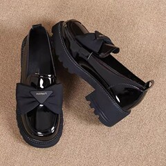 柔らかい皮の春の夏の新型の楽福の靴の漆の皮の蝶結びの靴の女性は太いです。