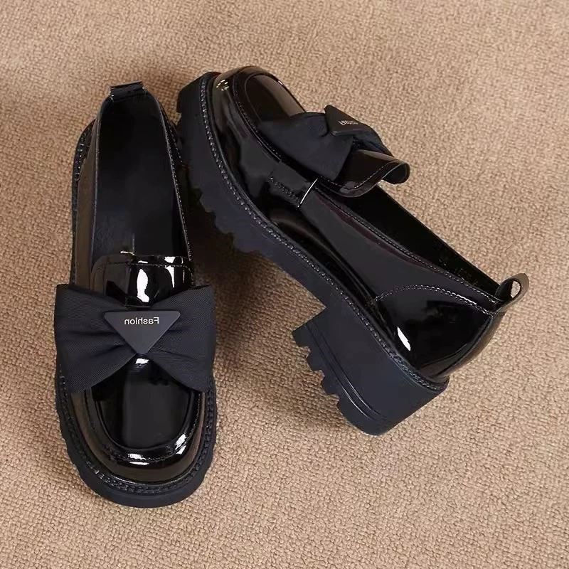 Мягкие кожаные весенне-летние новые лоферы из лакированной кожи с бантом на плоской подошве, женские универсальные маленькие кожаные туфли на толстом каблуке и толстой подошве в британском стиле