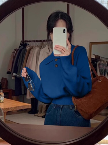 High-end blue lapel long-sleeved knitted base layer shirt for women—autumn and winter, loose-fitting short sweater, perfect as an inner layer for a stylish little top.
