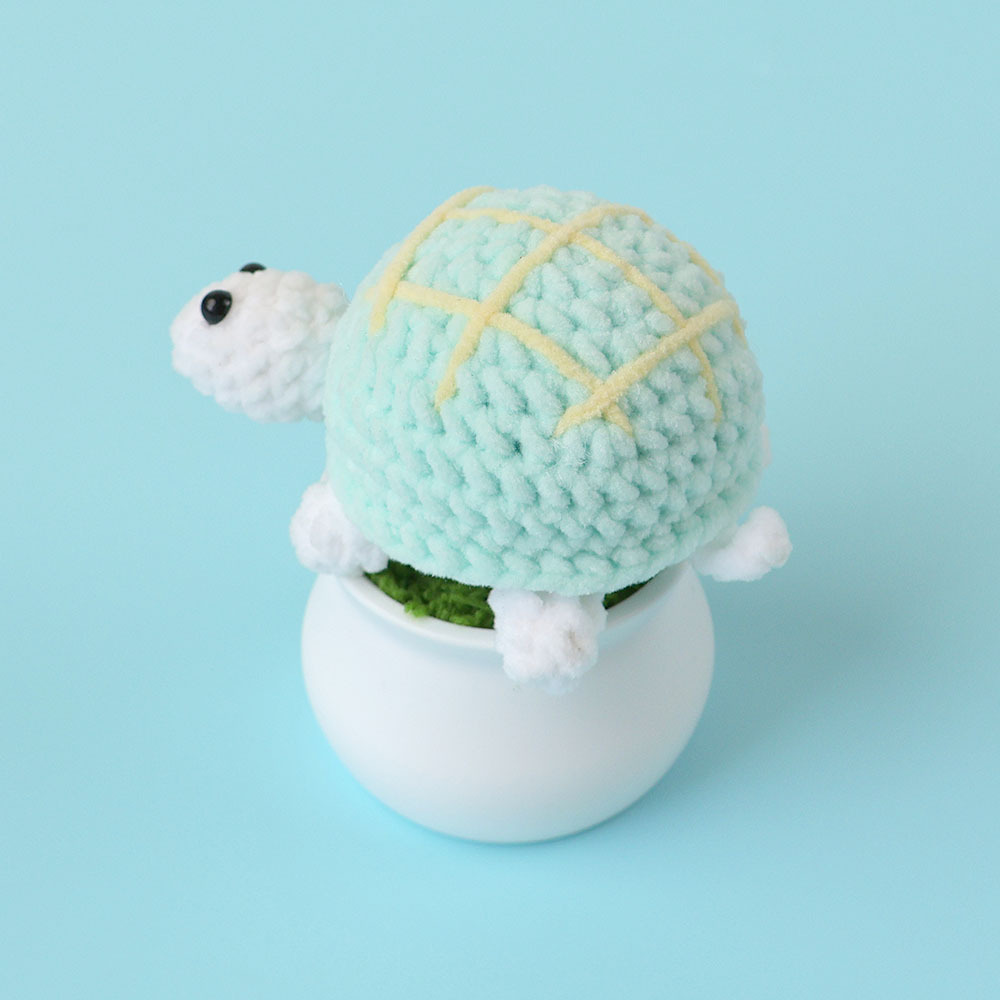 Tortuga animal en maceta blanca - pastel de transformación
