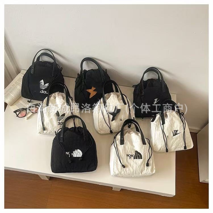 新款时尚抽绳单肩包女简约百搭运动风斜挎包潮款手提包黑白两色