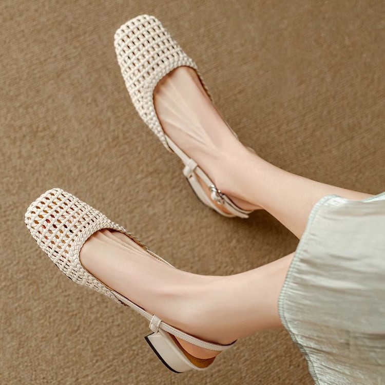 2025 francés hermoso transpirable tejido hueco Baotou zapatos individuales cuero tacón grueso con falda sandalias romanas verano femenino