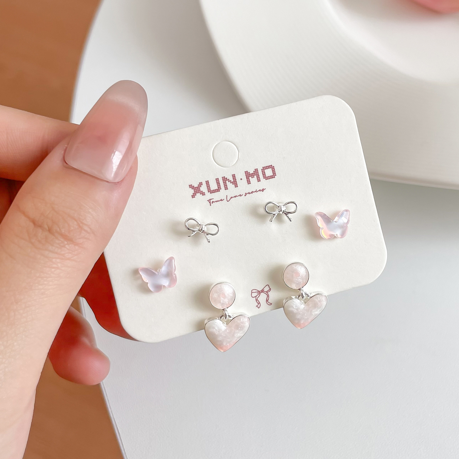 Juego de pendientes de aguja plateados, sencillos y compactos para mujer, pendientes geométricos en forma de corazón, bonitos, dulces y versátiles, venta al por mayor para puestos de mercado