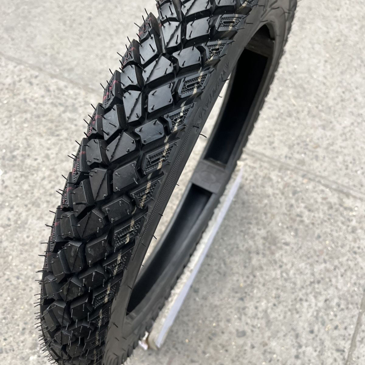 Motorcycle tire 125/150 men's motorcycle inner and outer vacuum tire 2.75/3.00/3.25-18-17