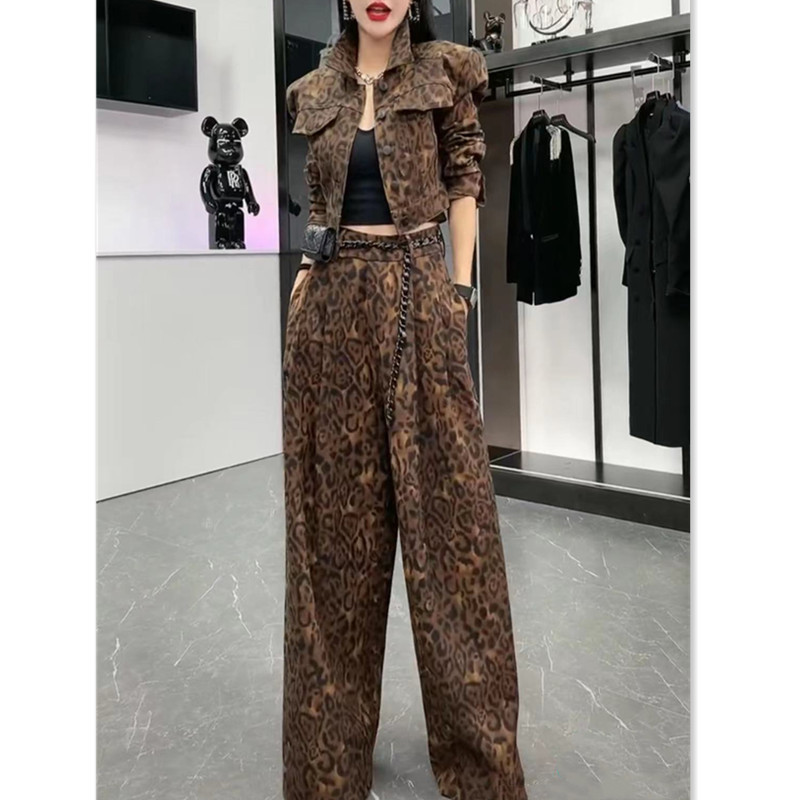 Leopar printi qisqa jaket va keng shim to'plami