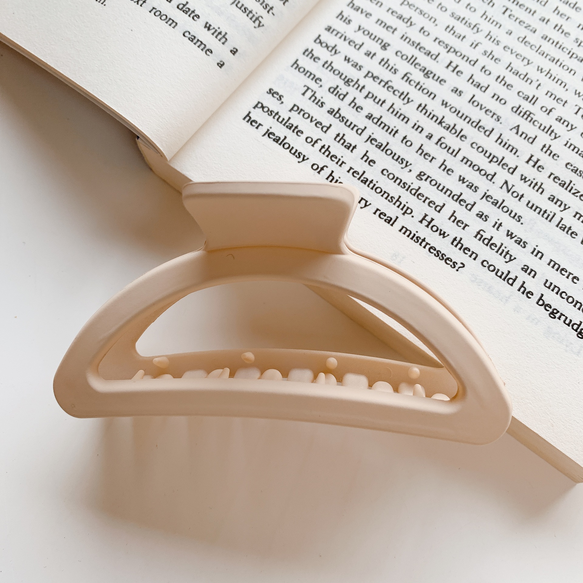 Leche marrón captura clip neto rojo 2022 Nueva horquilla trasera cabeza captura de pelo grande tiburón clip tocado horquilla para las mujeres