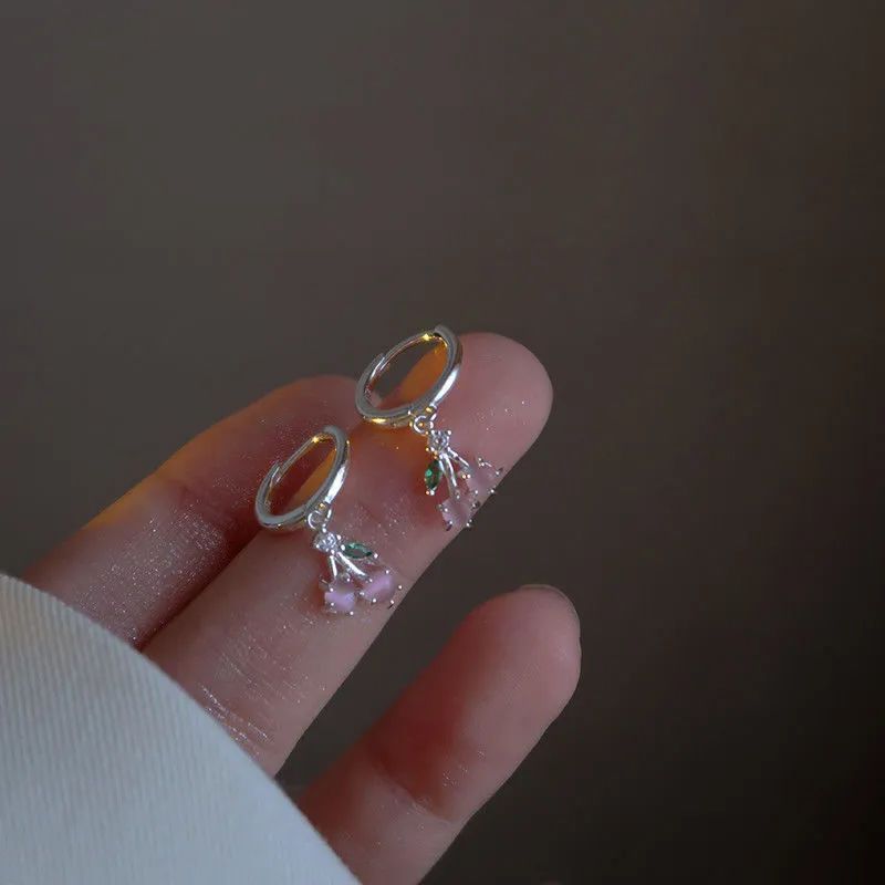 Pequeños pendientes de cereza de la niña 2023 nuevo nicho de diseño de alto nivel de energía de hadas para cultivar pendientes de agujeros de orejas