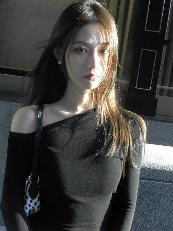 黑色一字露肩斜肩长袖t恤女2025秋季新款高级感修身显瘦纯欲上衣|undefined