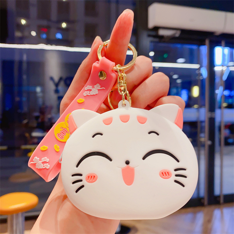 創意的なアニメのかわいい招財猫の小銭入れのキーホルダーは精巧なカバンに飾られています。|undefined