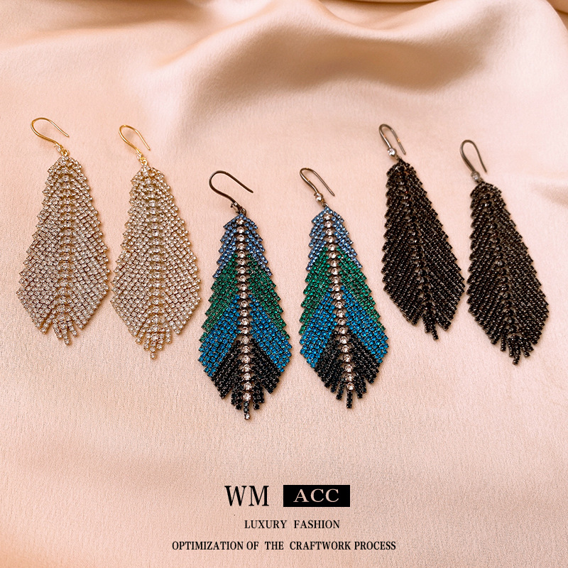 Diamante pluma hoja borla oreja gancho europeo y americano personalizado moda pendientes Luz de lujo de alto grado pendientes para las mujeres al por mayor image 4