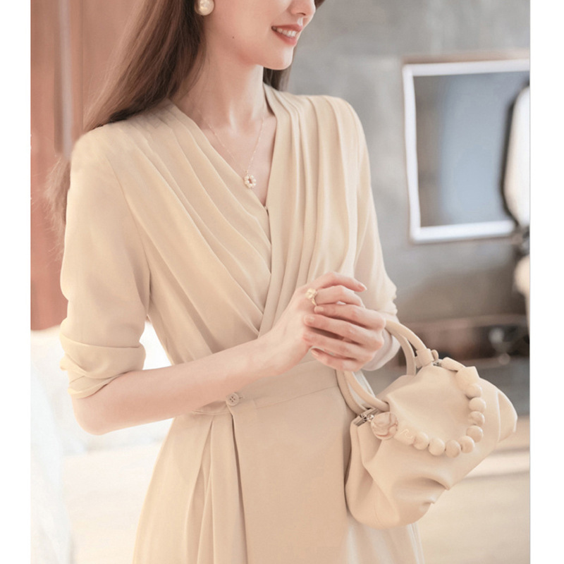 2025 New Autum Style Elegant, Intellectual, Gentle and Pure Color Elegant, Niche Single Wear with V Neck Boutique Dress