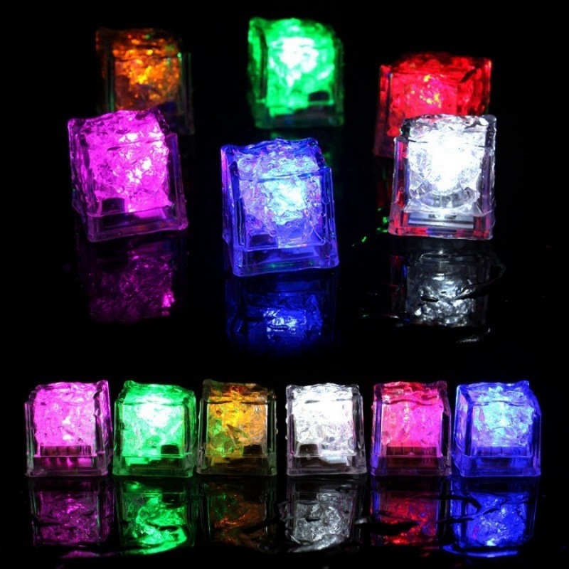 Explosiones transfronterizas de hielo luminoso colorido flash lento parpadeo cuadrado de hielo iluminado en el agua LED inducción juguete luminoso