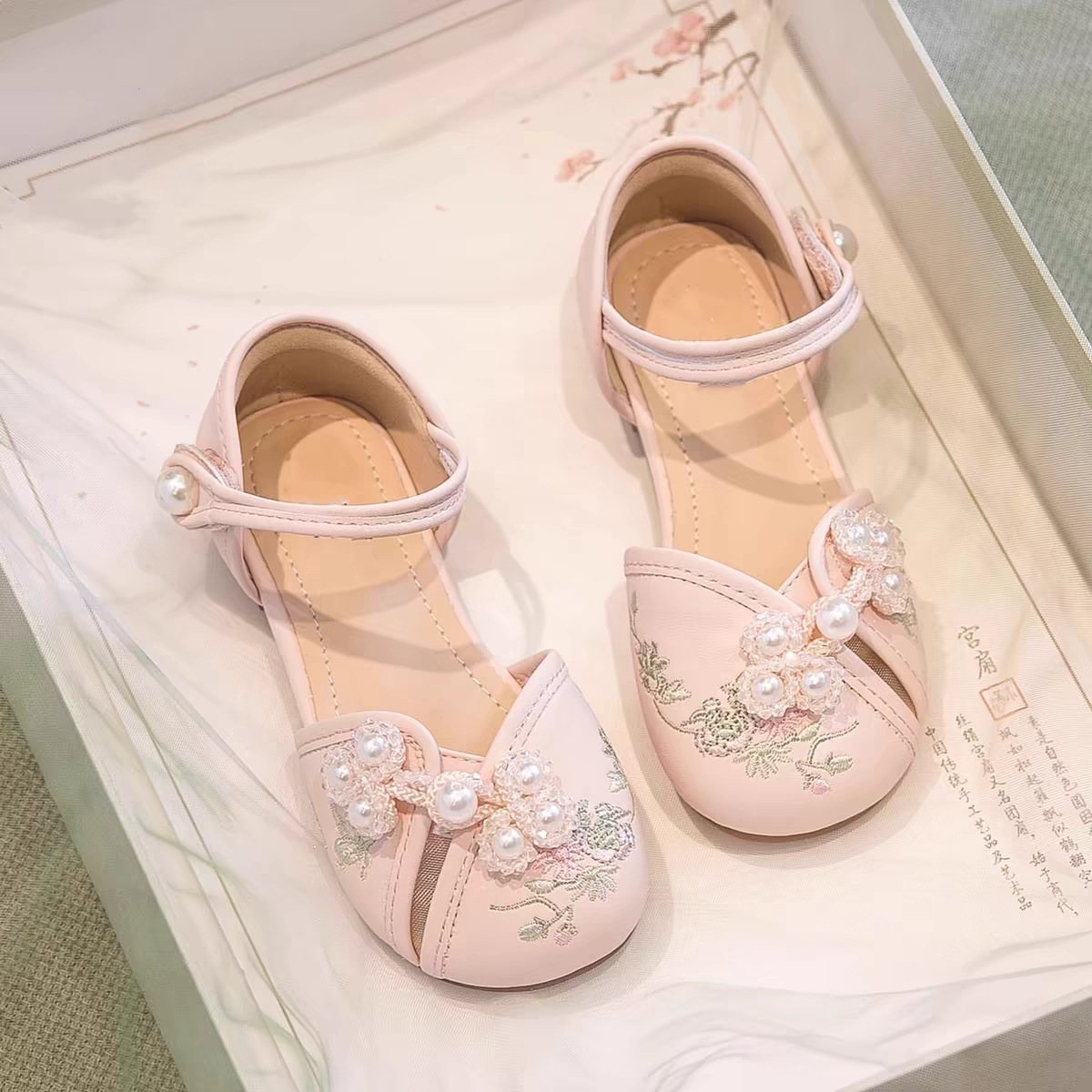 Zapatos Hanfu para niñas Sandalias de princesa de estilo occidental Baotou para niños 2025 verano nuevo estilo niña zapatos individuales zapatos de cuero bordados marea image 6