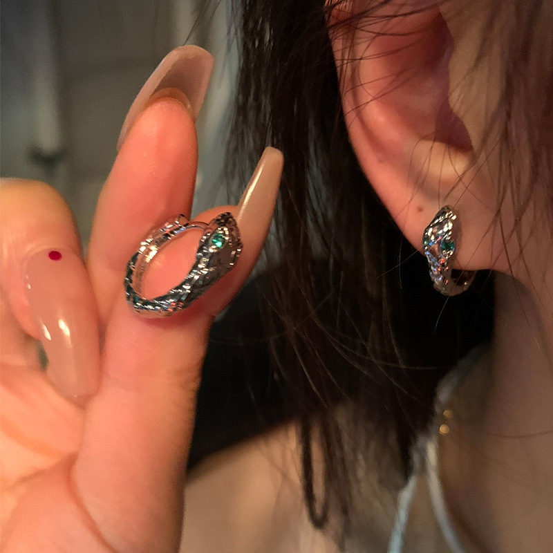 Anillo de metal francés aretes de anillo simple aretes de aretes nuevos estilos de estilo estilo estilo estilo de diseño de nicho temperamento único aretes de mujer cara pequeña