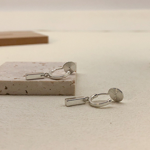 Stylish and simple mosquito-repellent disc ear clip without piercing, small metal pendant, 925 silver needle personalized earrings, versatile for commuting