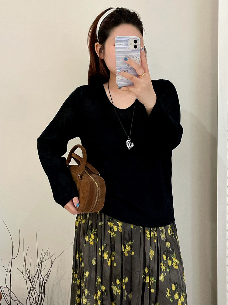 Plus-size women's thin U-neck top, women's lace shirt, 2025 autumn, overweight girls wear it as an outer layer and as an inner layer jacquard knitted sweater, 23567