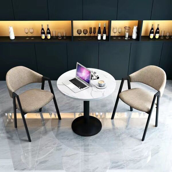 카키색 60개 원형 테이블과 의자 2개