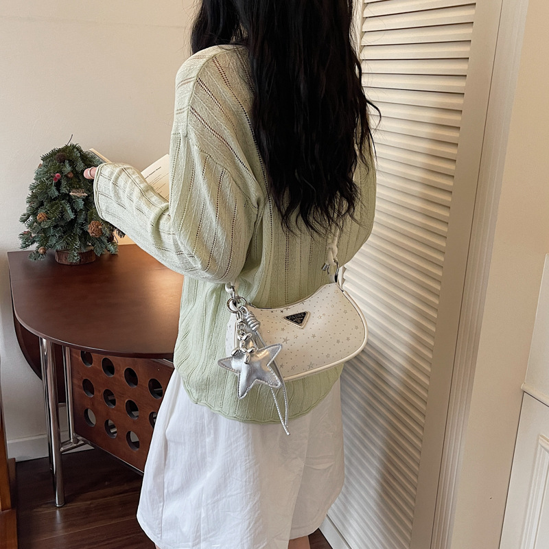 Bolso pequeño simple para mujeres 2026 verano nuevo estilo sensación de mochila de hombro sensación de moda diaria estrella remachada bolso pequeño