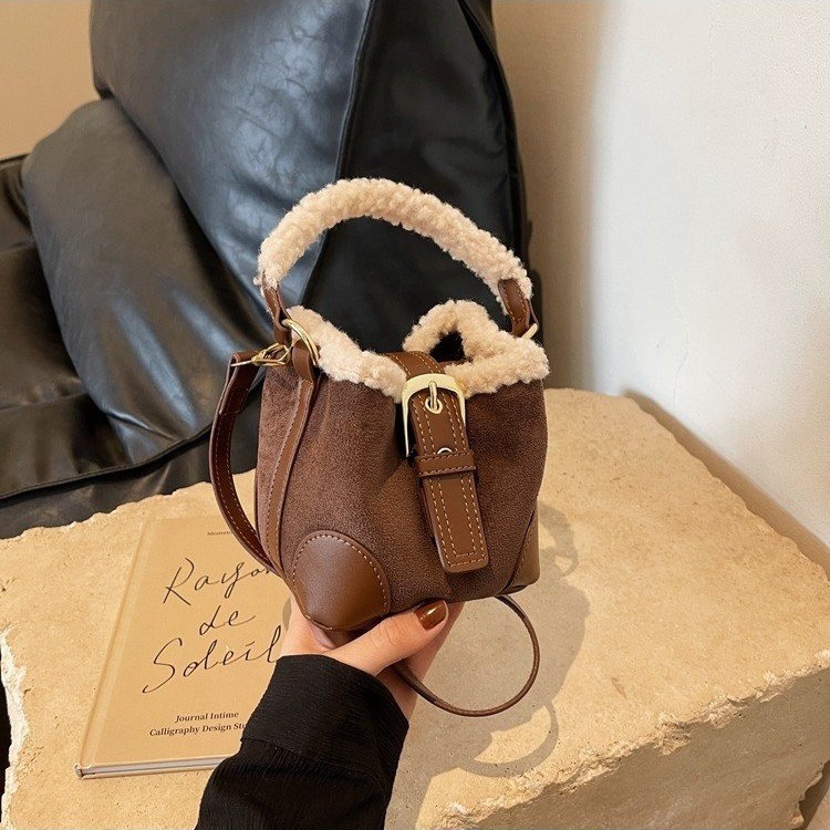 Otoño y invierno nuevo bolso infantil de lana de cordero Meilade mini bolso de cubo retro mochila mochila de mujer