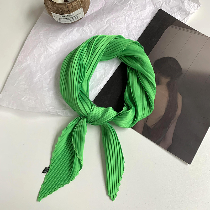 Pañuelo de seda de alta calidad nuevo estilo de color sólido arrugado bufanda de seda para mujer bufanda en forma de diamante versión coreana de la bufanda de seda de imitación pequeña bufanda en la cabeza banda para el cabello