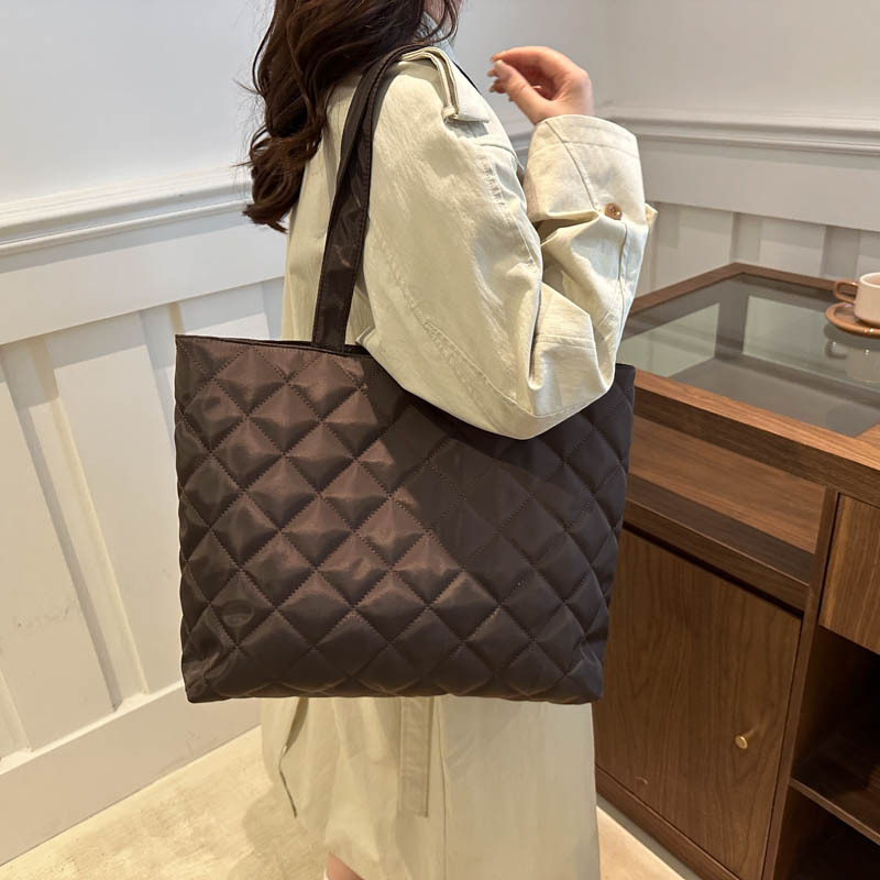 Bolso de sentido de alta gama para mujer de gran capacidad 2023 nuevo bolso de hombro de otoño e invierno de moda Oxford Bu Lingge Commuter Tote Bag
