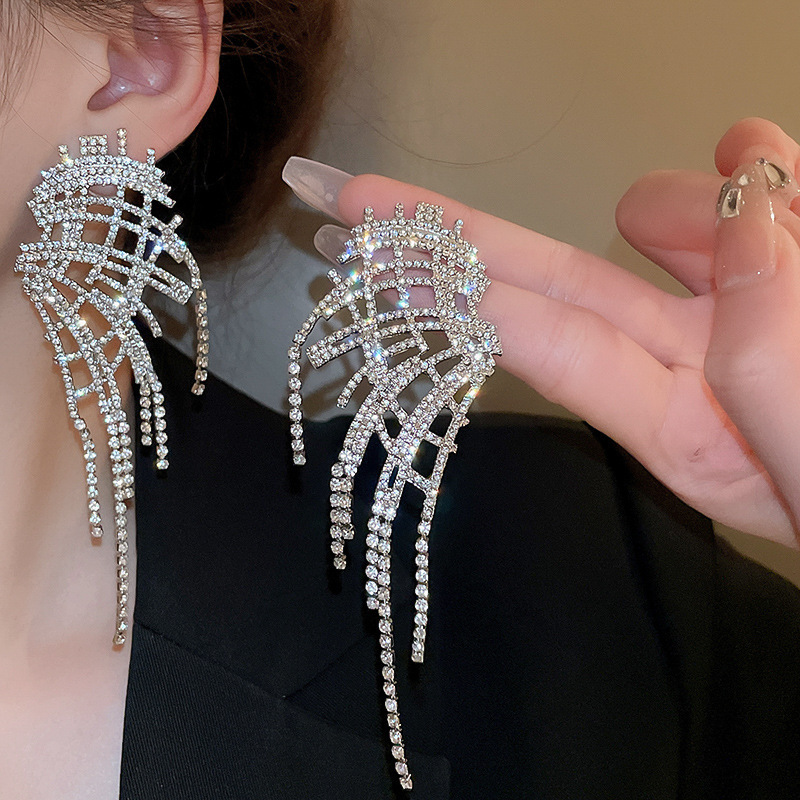 Agujas de plata transfronterizas flores de zircón aretes de bordillo estilo de moda pernos de auriculares lujosos de alto nivel de diseño de auriculares nicho