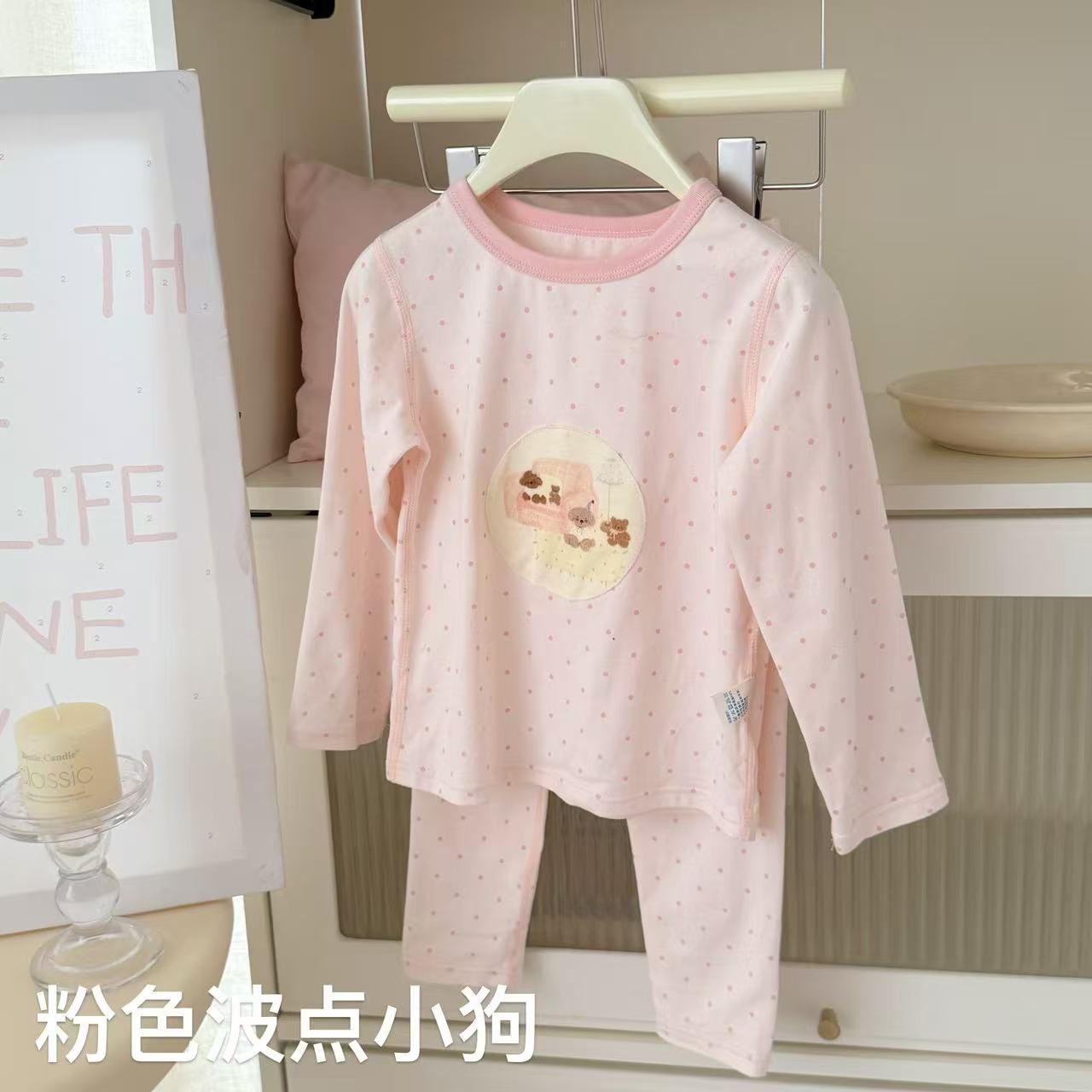 핑크색 물방울 무늬 강아지