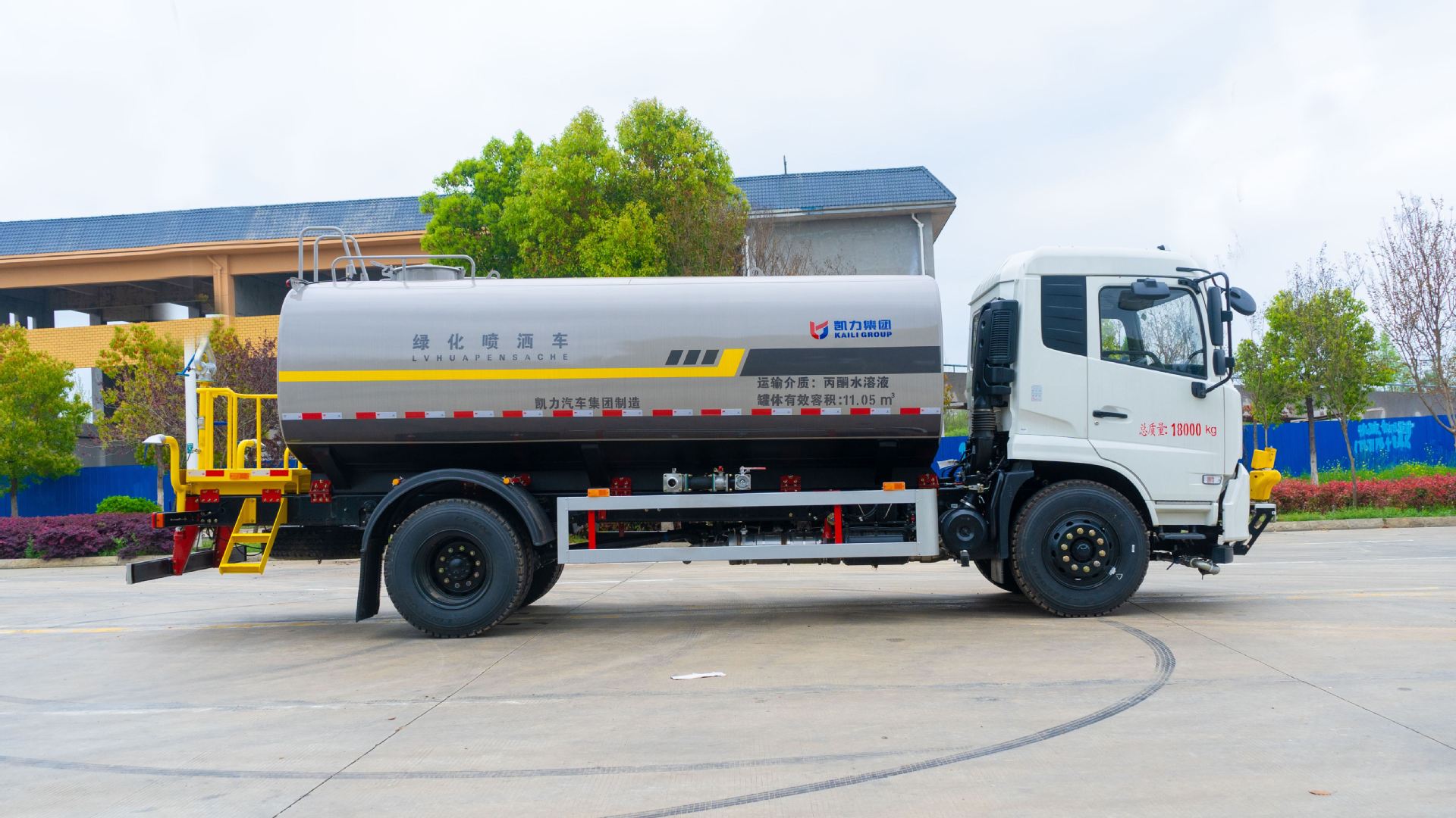 National Vi Dongfeng Tianjin 15 Cubic Meter Sprinkler Truck, Used for Washing Roads, Reducing Dust on Construction Sites, and Spraying and Watering for Landscaping