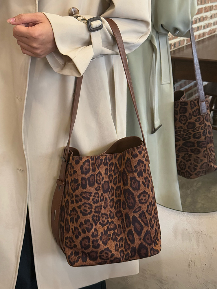 Retro Matte Suede Underarm Bucket Bag For Women, Large Capacity Leopard Print Shoulder Crossbody Bag, Niche Commuter Mother-Daughter Bag Set - Thumbnail 6