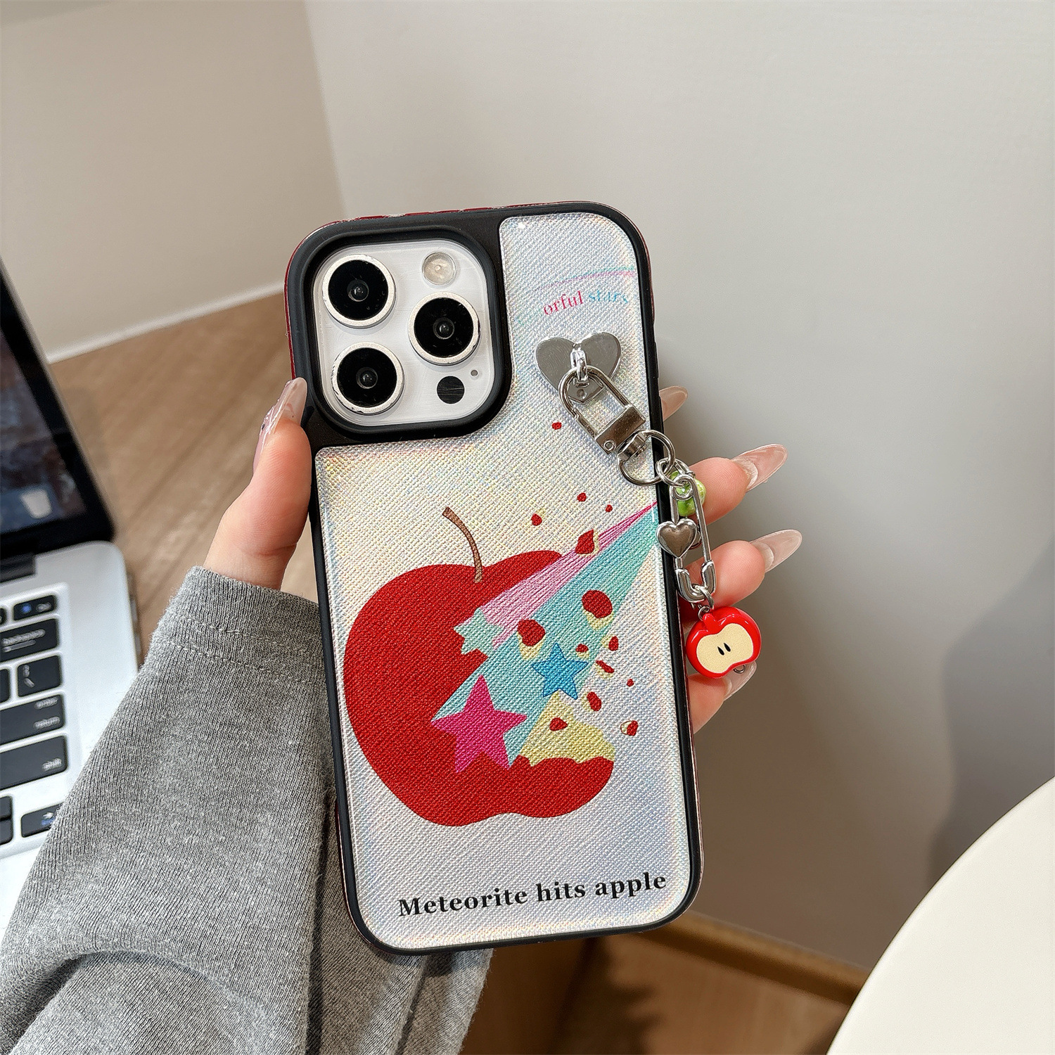 Colgante borde negro fondo azul estrella manzana RJ