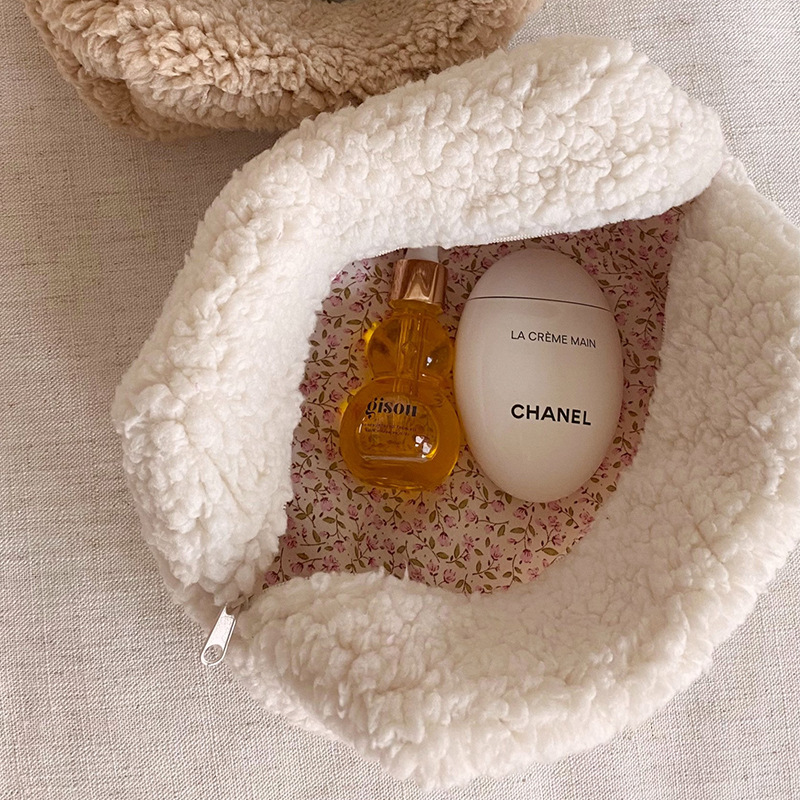 Bolsa de cosméticos de terciopelo de peluche transfronterizo Estilo japonés lana de cordero fresco Cosméticos Artículos de tocador bolsa de almacenamiento de viaje