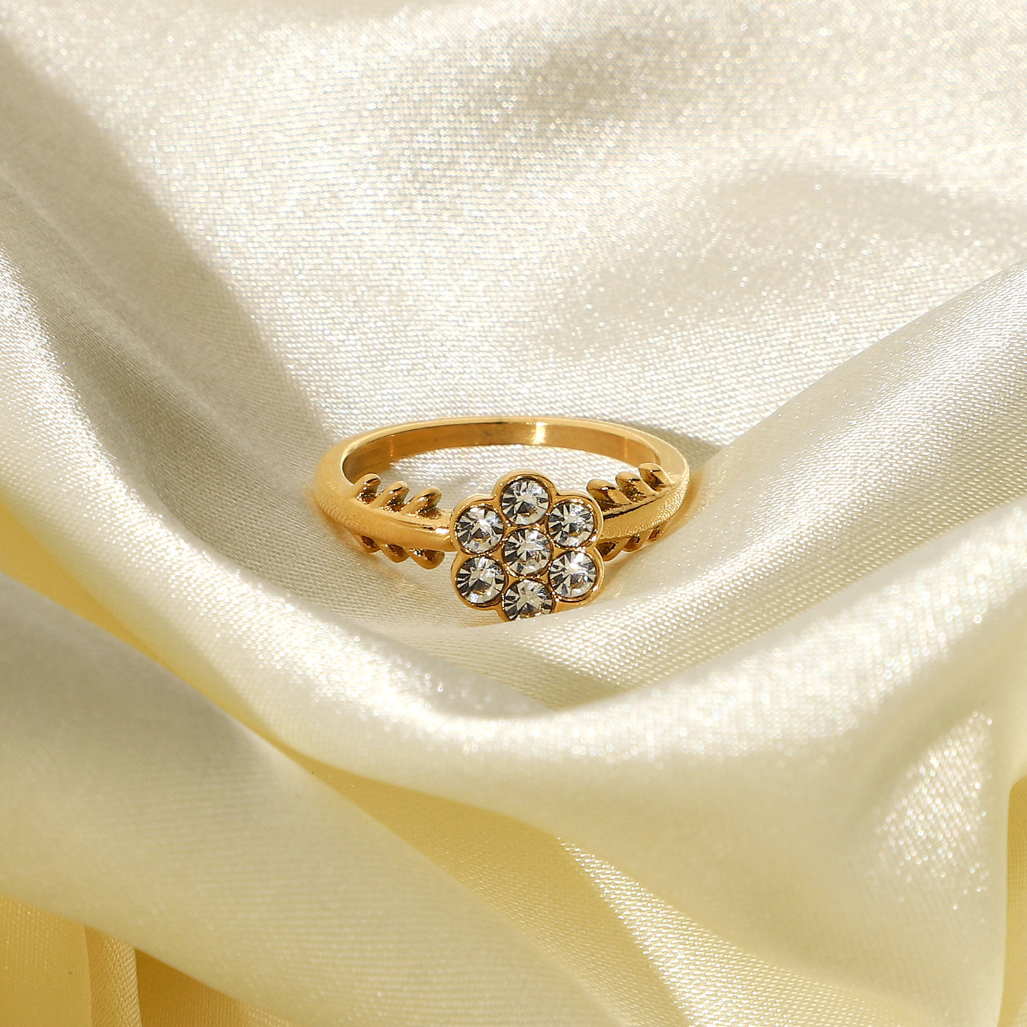 Fashion Snowflake Gold-plated Zircon Stainless Steel Ring display picture 6