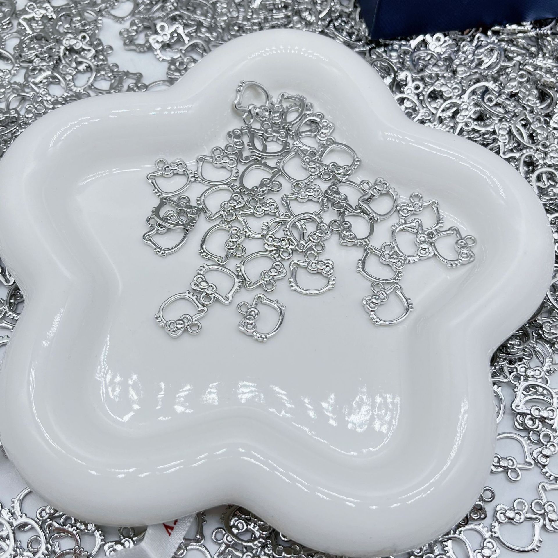 Cartoon White K Alloy Pendant Kitty Handmade Jewelry Accessories Material DIY Pendant Wholesale