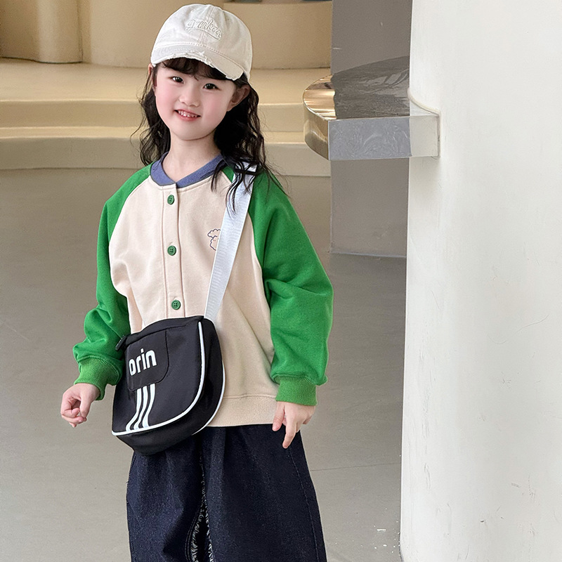 Versión coreana del bolso de hombro para niños de gran capacidad, bolso de mensajero para bebé con letras de estilo occidental a rayas de moda, bolso deportivo para niños