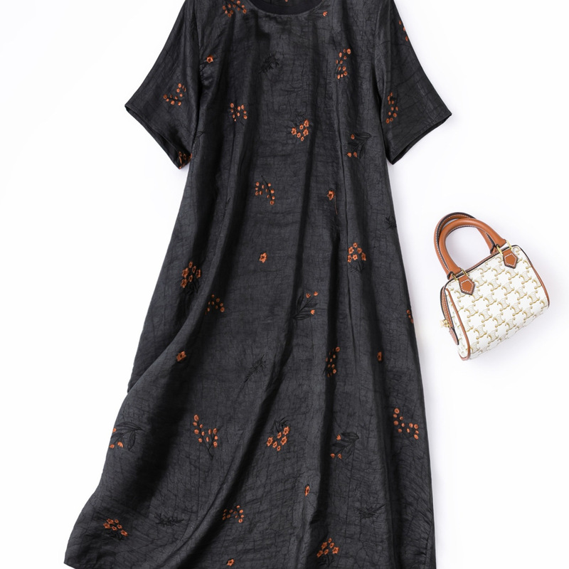 Embroidered Turtle-Shell-Shaped Dress "Xuancao Hongdou Branch" with Ribbed Collar, Made of Stiff Silk Xiangyun Yarn, Mid-Length Skirt Embroidered Turtle-Shell-Shaped Dress "Xuancao Hongdou Branch" with Ribbed Collar, Made of Stiff Silk Xiangyun Yarn, Mid-Length Skirt