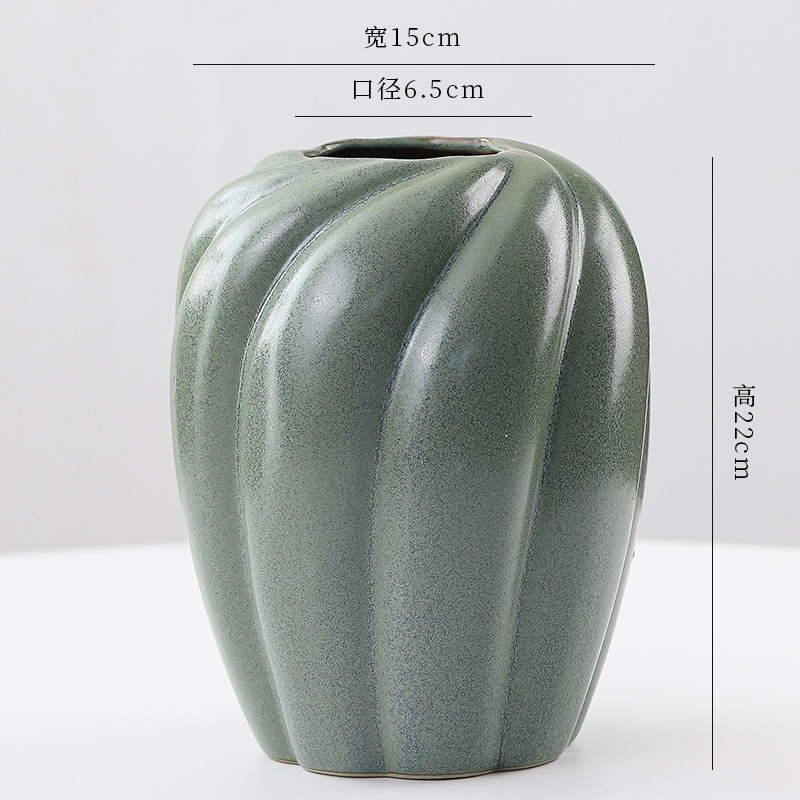 汝窯花瓶陶磁器中国式高級感民宿ホテルに生花を挿します。|undefined