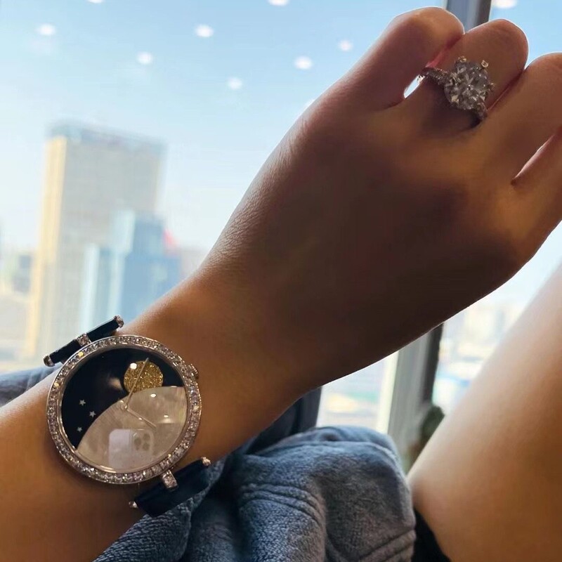 The sun, moon, stars and stars can rotate alternately. Women's watch is equivalent to putting stars, moon, and sun on their wrist.